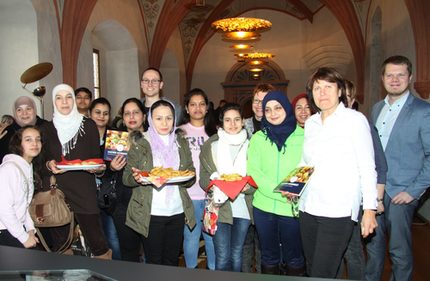 Oberbürgermeisterin mit Kochprojekt-Teilnehmerinnen