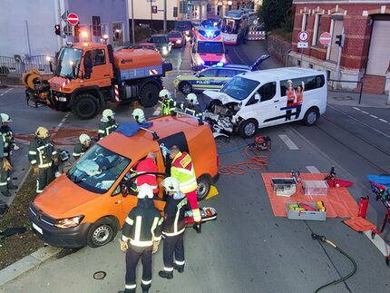 Schwerer Verkehrsunfall an der Kreuzung Marienthaler Straße / Olzmannstraße 