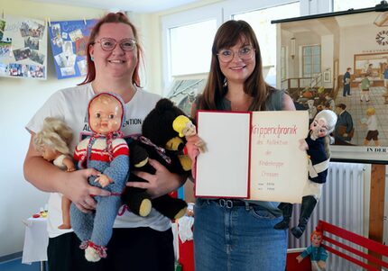 Kita-Leiterin Sandra Liebold und Stellvertreterin Katharina Schmidt geben der Ausstellung noch den letzten Schliff