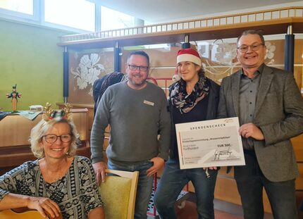 Spendenübergabe v.l.n.r.: Katrin Nagel (Erzieherin Kita Wassertröpfchen), Ray Lätzsch (SSH Zwickau/Hausdirektor Haus Stadtblick), Ina Richter (Leiterin Kita Wassertröpfchen) und Jens Geigenmüller (SSH Zwickau, Geschäftsführer)