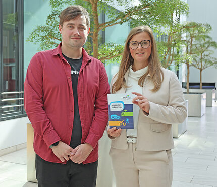 Kevin Scheibel (Projektmitarbeiter) und Bürgermeister Silvia Queck-Hänel beim heutigen Pressegespräch